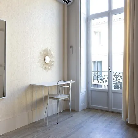 Apartment Off 4 *